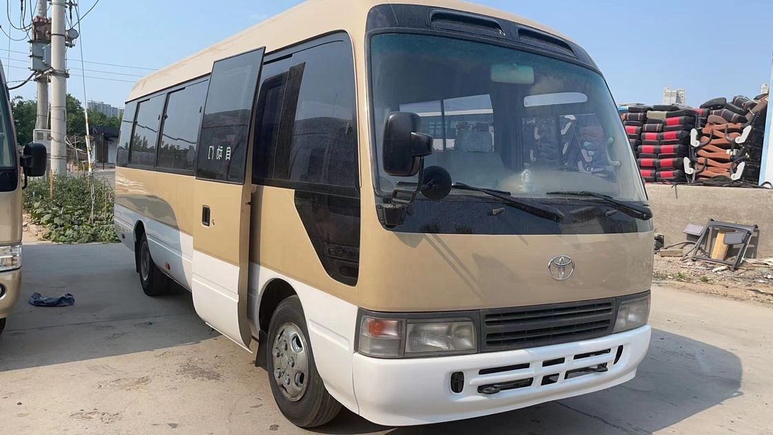 Autocarro usado Toyota de 30 lugares e motor diesel em boas condições