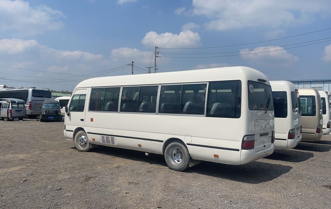 Ônibus Toyo ta Coaster de 30 lugares com pneus 9.00R20 e capacidade de assentos confortáveis