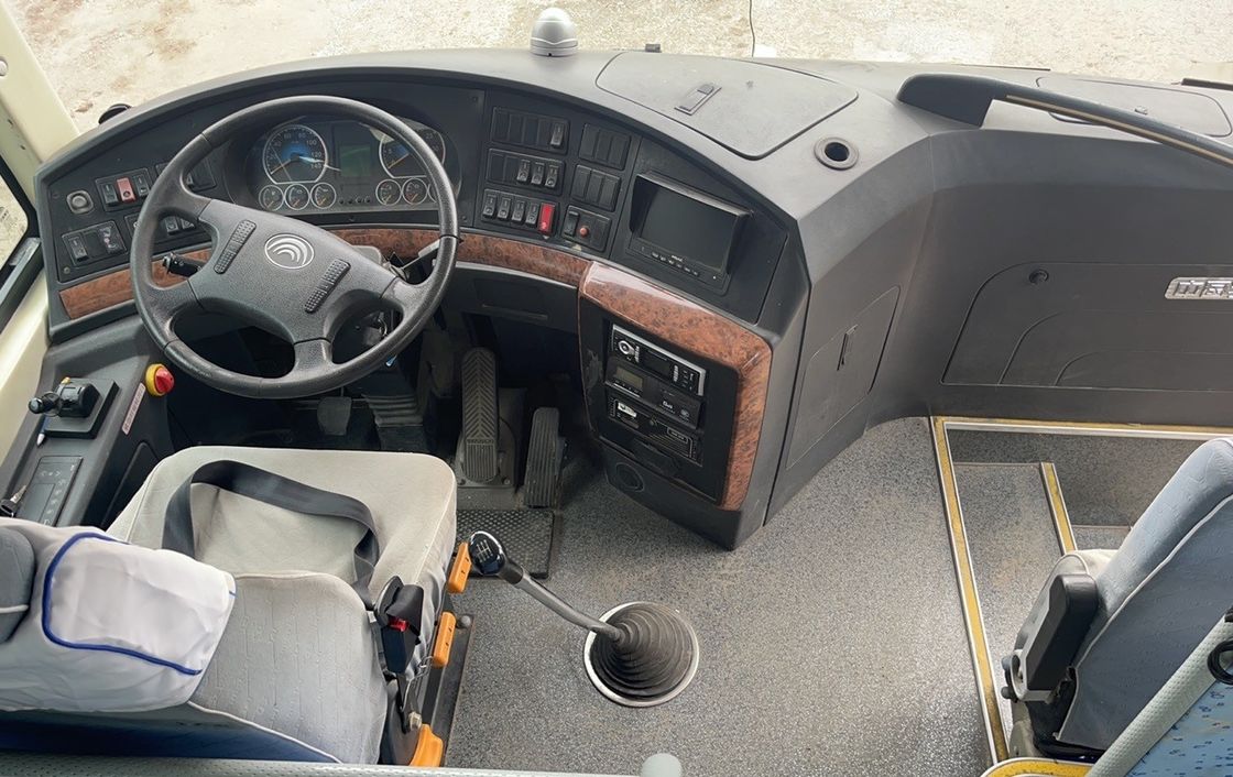 Autobus de passageiros de 65 lugares, com transmissão manual, peso 13240 kg