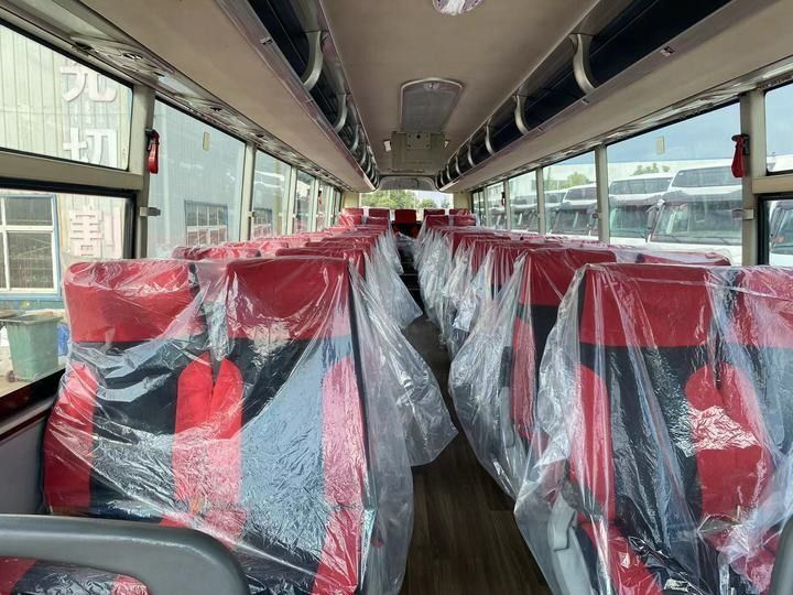 Autobus de passageiros de 65 lugares Autobus de autocarro usado Em bom estado e capacidade do motor 6 8L