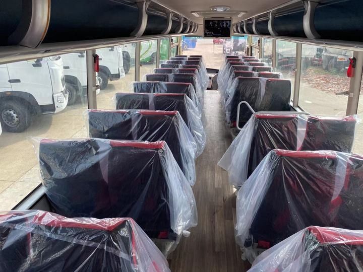 Autobus de passageiros de 65 lugares Autobus de autocarro usado Em bom estado e capacidade do motor 6 8L