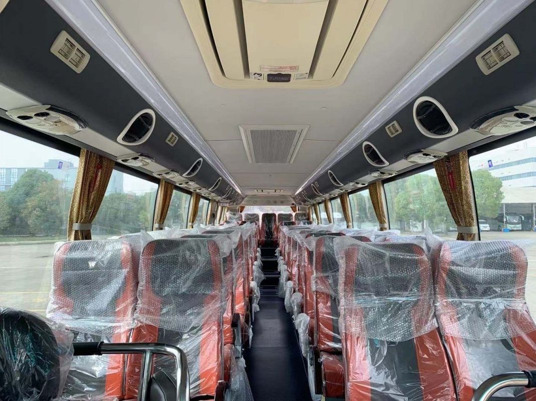 47 lugares Luxury Diesel Travel Coach Bus com alta capacidade do motor e assentos confortáveis