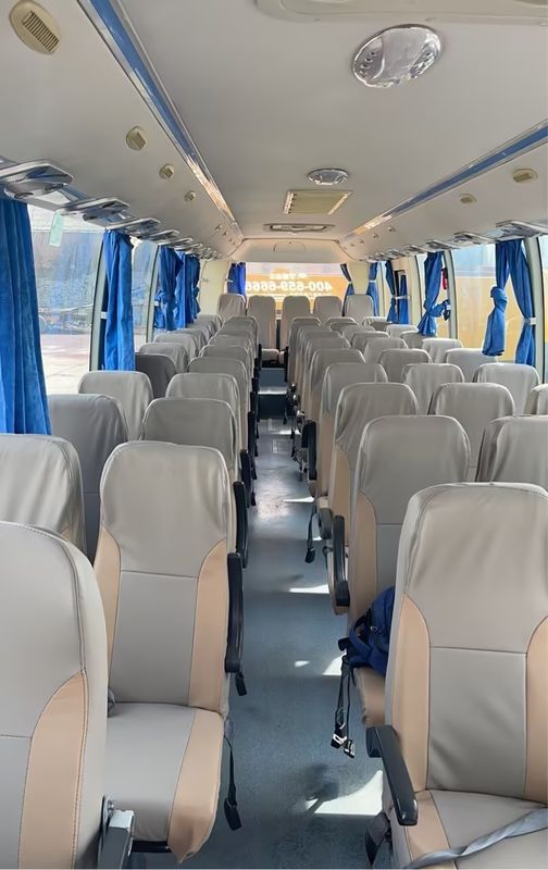 Ônibus turístico de luxo de 30-40 lugares Ônibus de autocarro usado com capacidade de motor de 9,726L