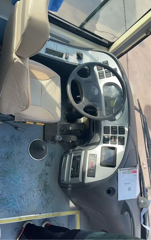 Ônibus turístico de luxo de 30-40 lugares Ônibus de autocarro usado com capacidade de motor de 9,726L