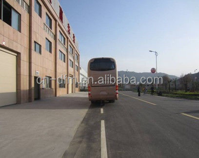 Autobús de luxo de 60 lugares com eixo Dongfeng Dona e pneus 298/80R22.5 no melhor