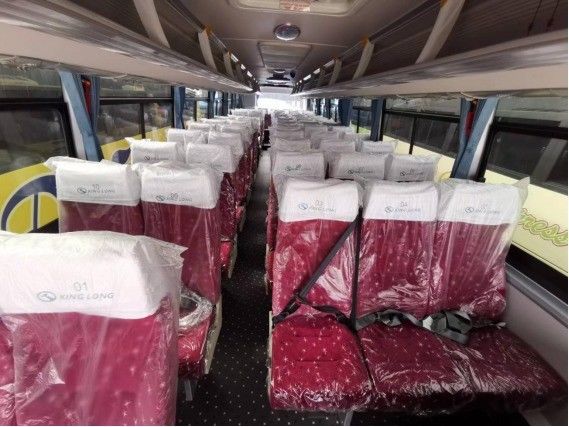 Ônibus de autocarro manual de transmissão rápida com pneu sem tubo 315/80R22.5 e interior de luxo