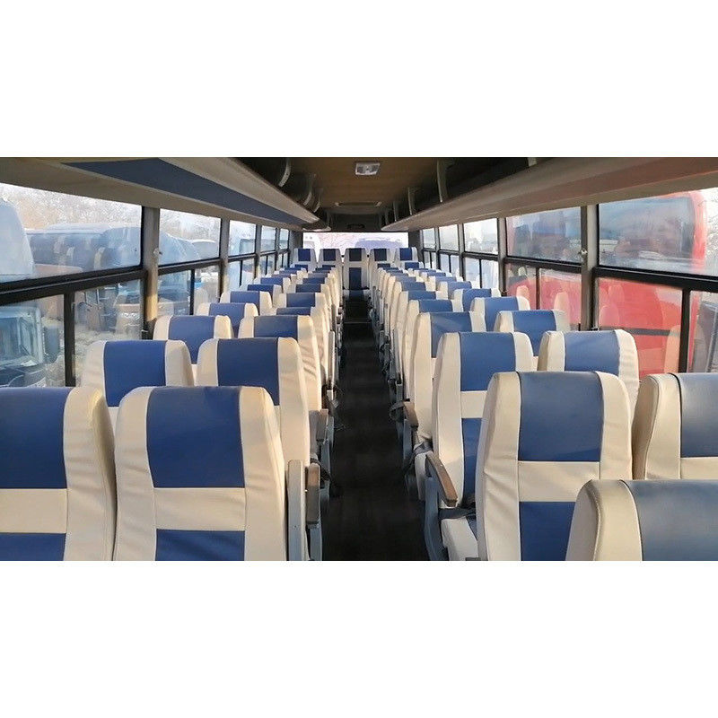 Autobus de luxo de 35 lugares com volume do compartimento de bagagem de 2,7 m3 e largura total de 2430 mm