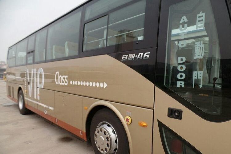 Ônibus urbanos de motor Yuchai 67 lugares 12m Luxo autocarros para transporte urbano confortável