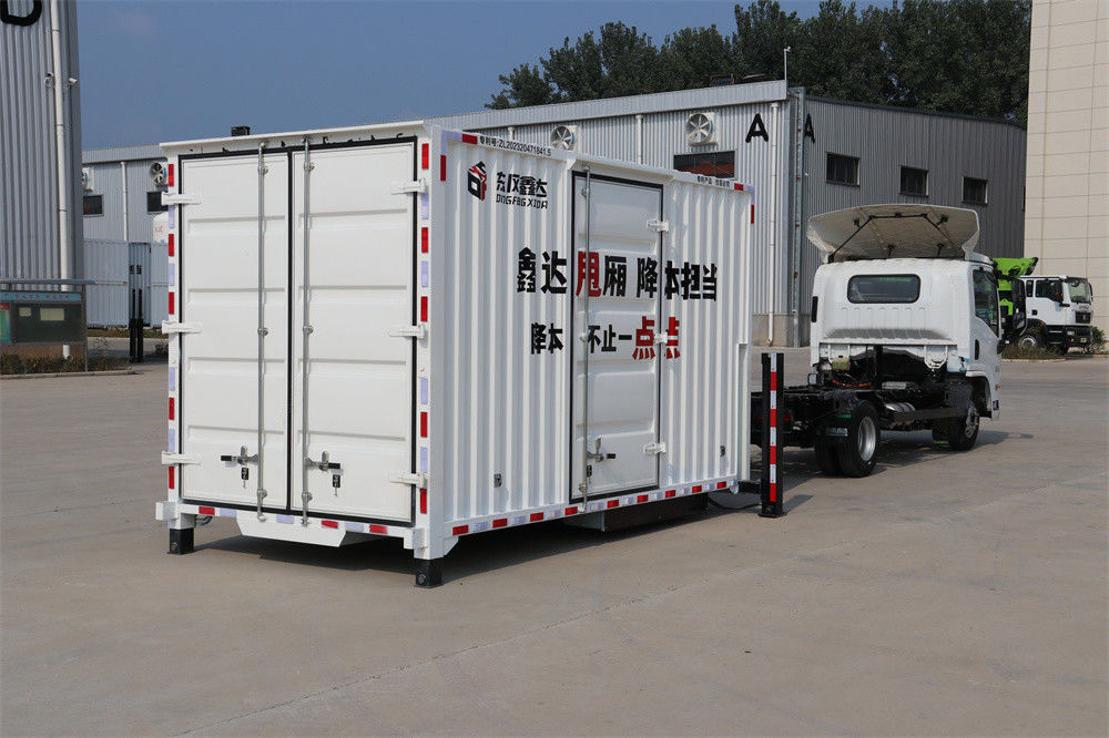 Isuzu Diesel 4*2 Caminhão de carga de furgão médio com carroceria desmontável e outriggers hidráulicos