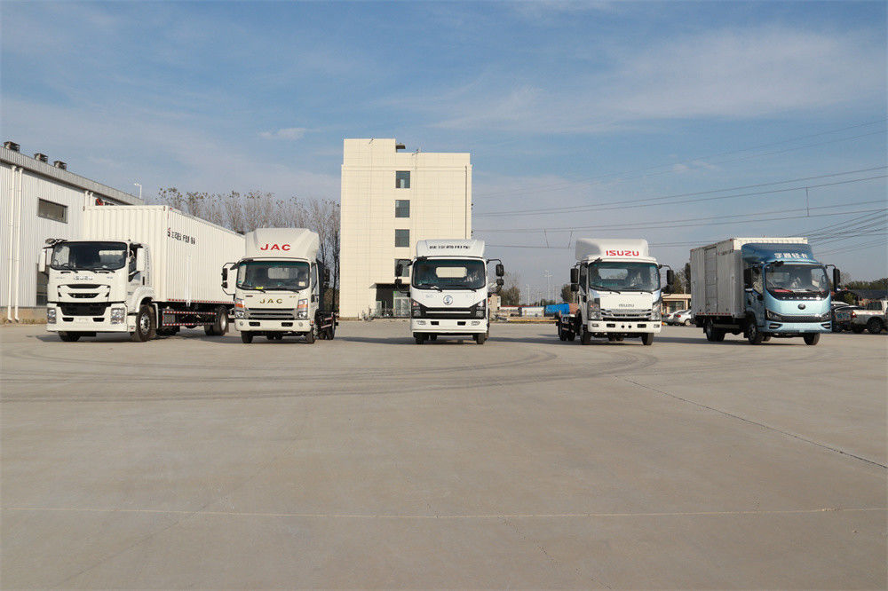 Isuzu Diesel 4*2 Caminhão de carga de furgão médio com carroceria desmontável e outriggers hidráulicos