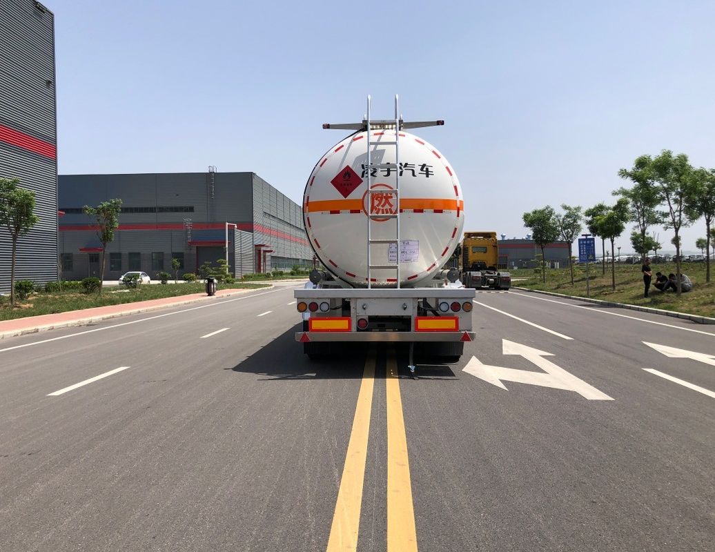 Aço CIMC LINYU 48000 L Trailer de combustível para o transporte de petróleo bruto de forma eficiente