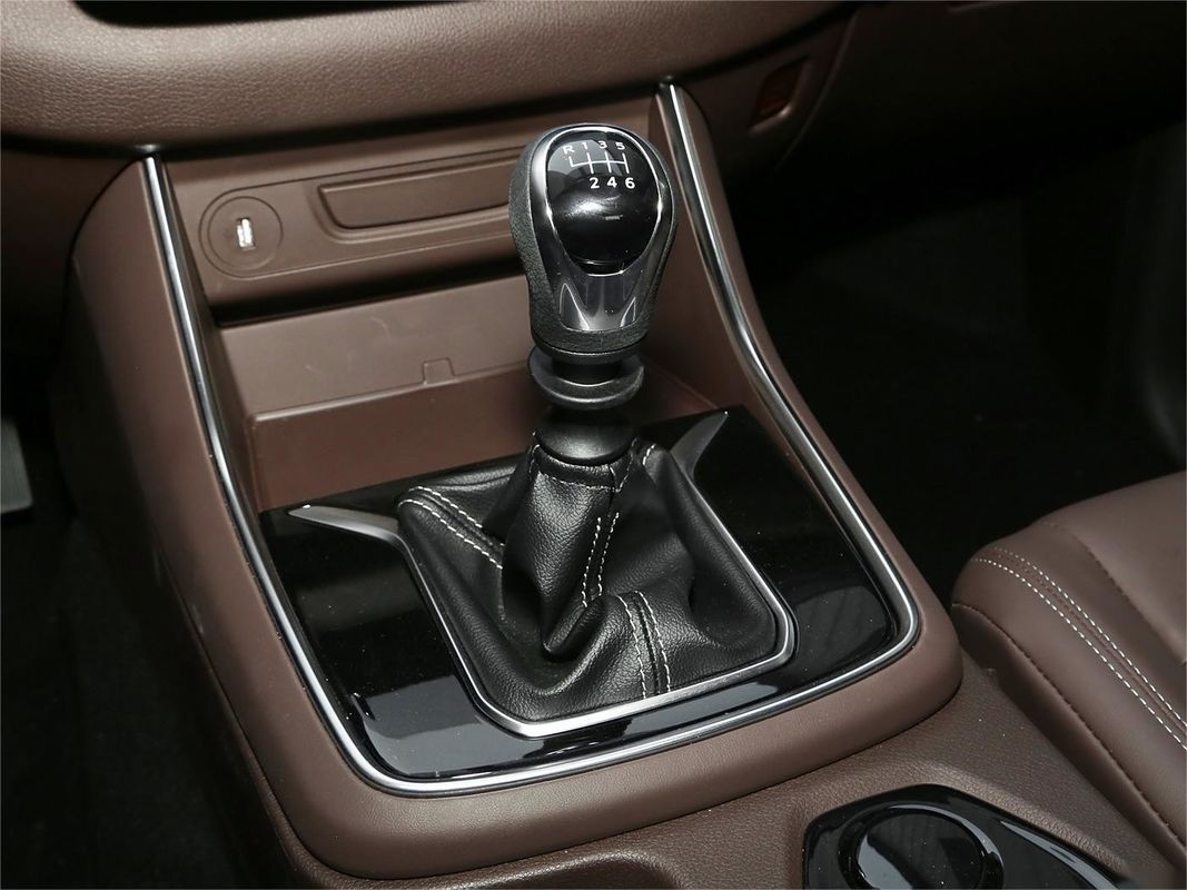 2024 Diesel 4*4 Dongfeng 8AT Rich7 Pickup 73L Tanque Caixa de carga 1510*1562*475mm Assentos de couro