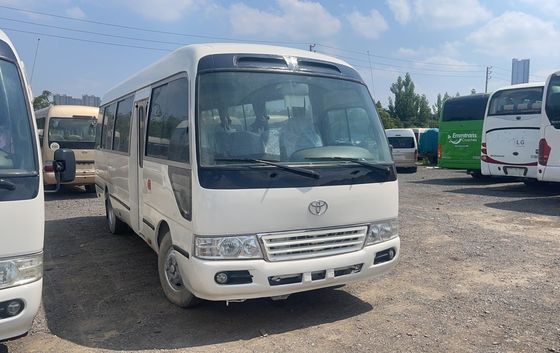 Autocarro Toyota Coaster usado com 30 lugares e potência máxima de 113/5200 kW em boas condições