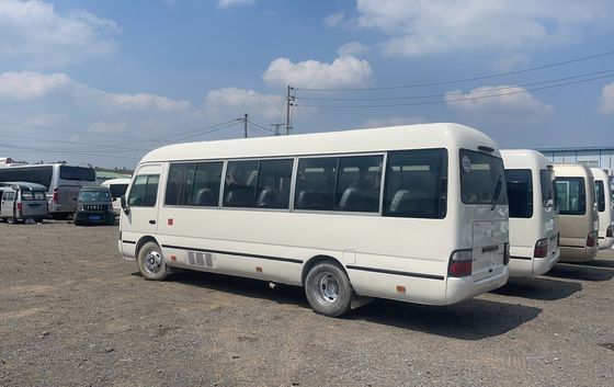 Autocarro Toyota Coaster usado com 30 lugares e potência máxima de 113/5200 kW em boas condições