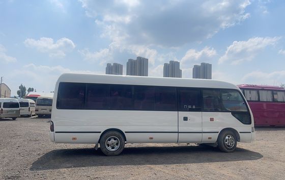 Autocarro usado Toyo ta Coaster com 30 lugares e tipo de transmissão manual em boas condições
