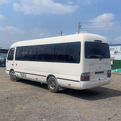 Autocarro usado Toyo ta Coaster com 30 lugares e tipo de transmissão manual em boas condições
