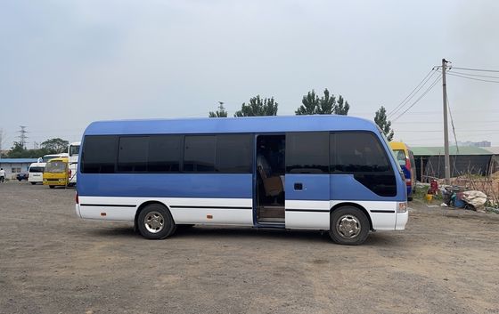 Autocarro usado Toyota Coaster com capacidade de motor de 6-8L e 30 assentos em excelente estado