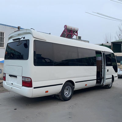 Autocarro Toyota Coaster com motor diesel em bom estado com 30 lugares e capacidade de assentos