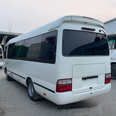 Autocarro Toyota Coaster com motor diesel em bom estado com 30 lugares e capacidade de assentos