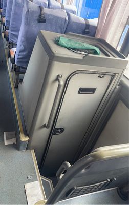 Ônibus de turismo de luxo de passageiros com direção LHD e interior espaçoso